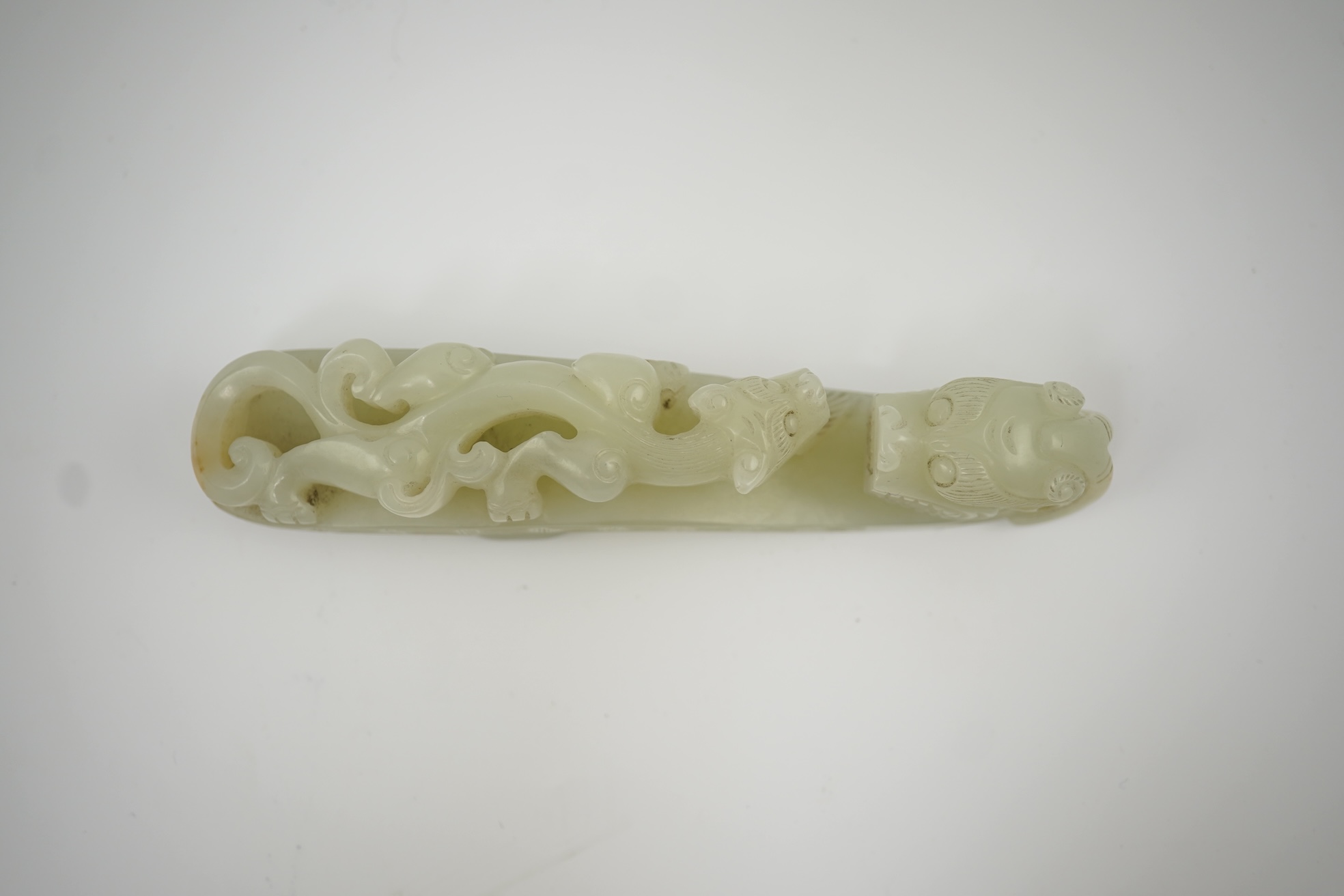 A Chinese pale celadon jade 'dragon' belt hook, 18th/19th century